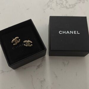 CHANEL CC Pearl earrings